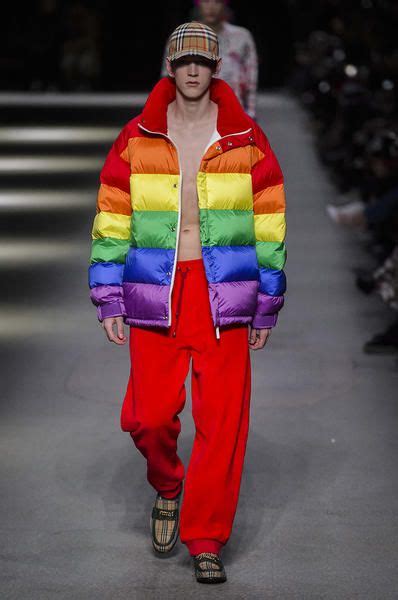 felpa burberry arcobaleno|I 4 pezzi della collezione arcobaleno di Burberry che vedremo .